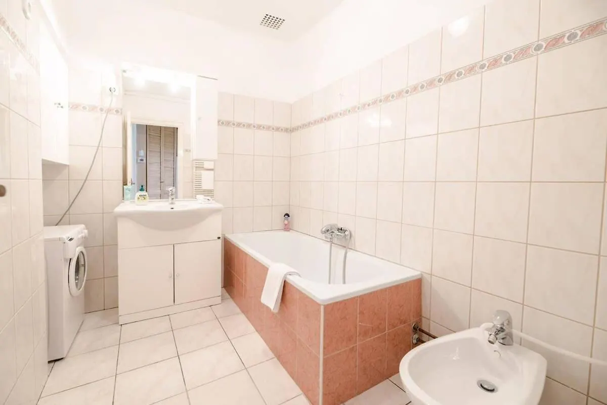 Excellent Central Location Lovely Home With Ac Budapest Apartment